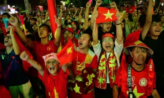 Dòng người xuống đường ăn mừng khi U23 Việt Nam thắng loạt luân lưu kịch tính